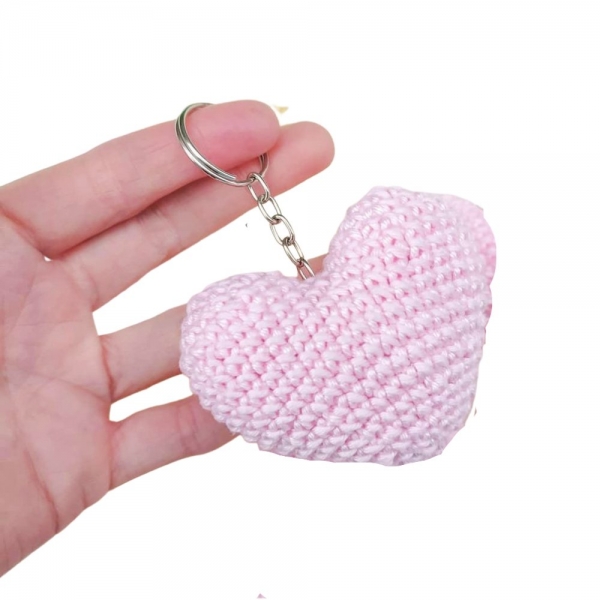 Chaveiro de amigurumi coração-Outubro Rosa